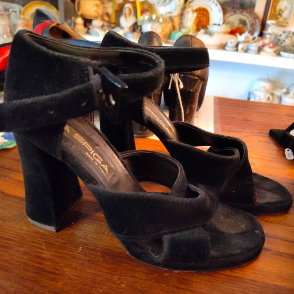 Via Spiga black velvet vintage glam platform heels, Size 6